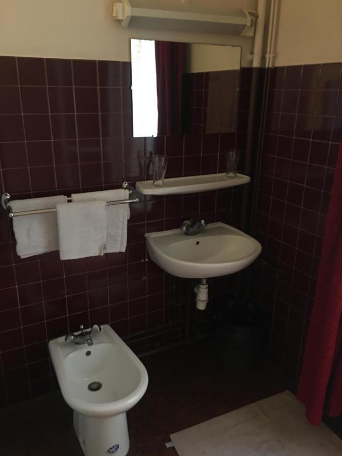 A La Pinte Du Nord Hotel Париж Екстериор снимка