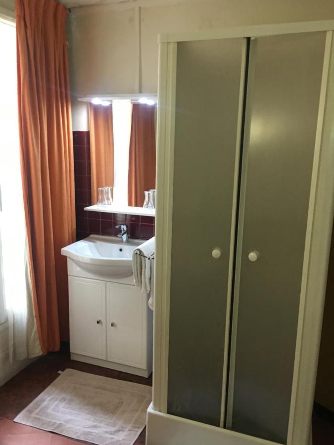 A La Pinte Du Nord Hotel Париж Екстериор снимка